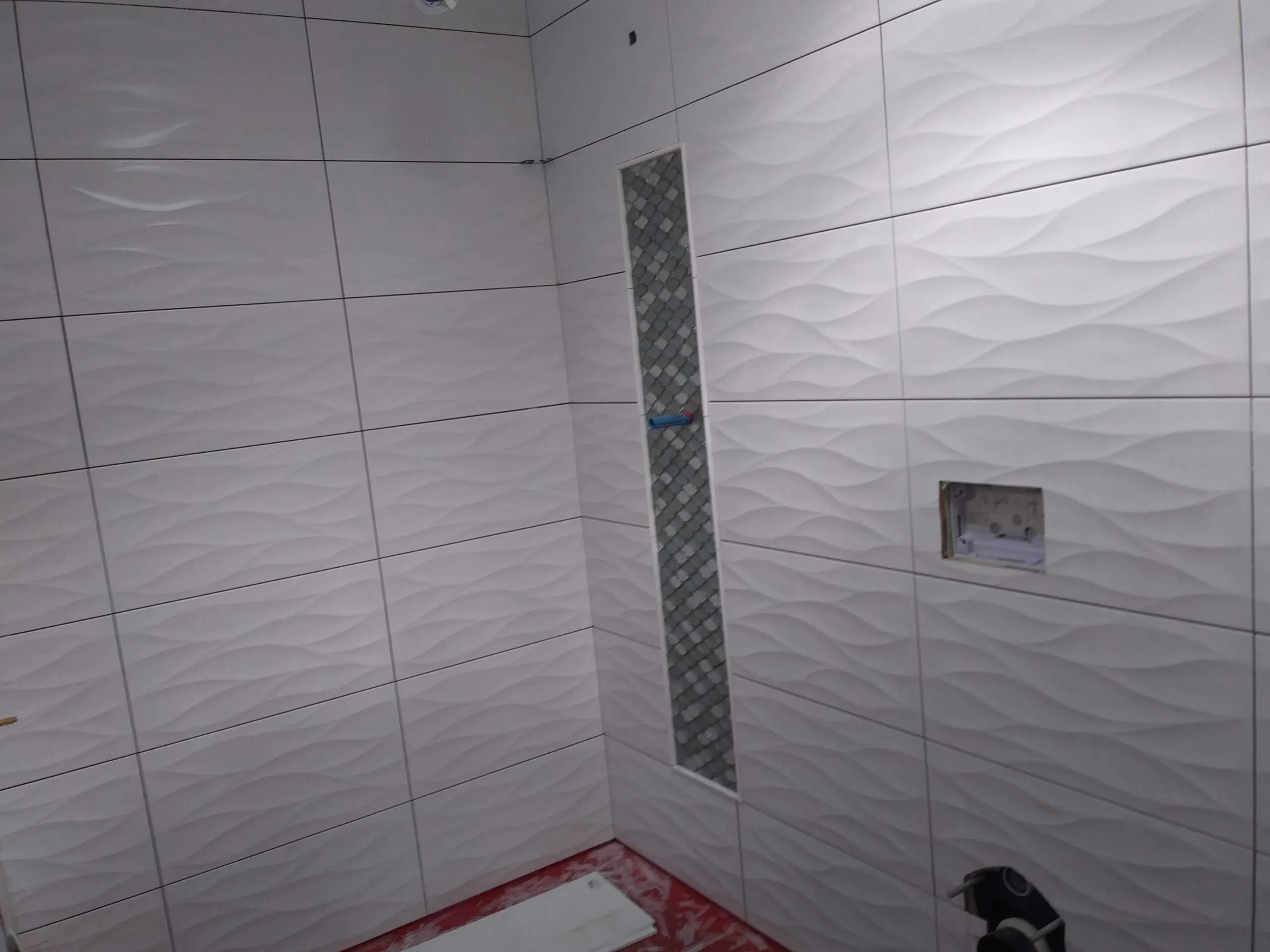Shower tiles remodel by JT Moderna